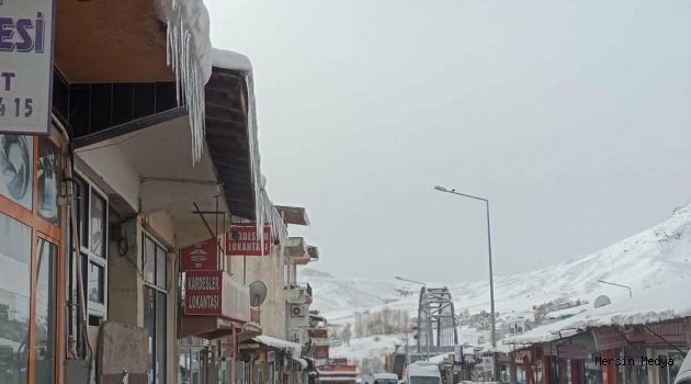 DONDURUCU SOĞUKLAR’’ ÇATILARDAKİ BUZ SAÇAKLARI KORKUTUYOR