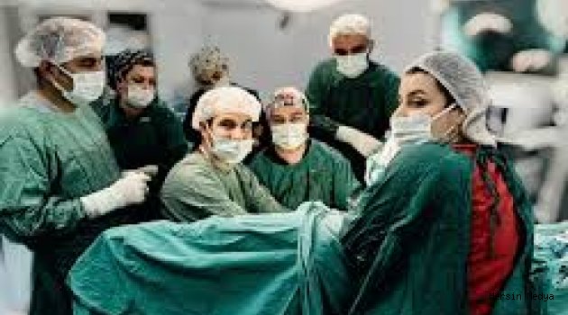 ERZİNCAN’DA İLK KEZ V-NOTES YÖNTEMİYLE HİSTEREKTOMİ AMELİYATI BAŞARIYLA GERÇEKLEŞTİRİLDİ.