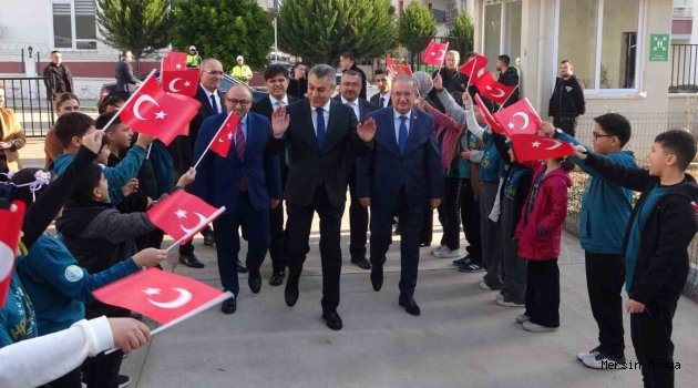  MERSİN’DE KARNE SEVİNCİ   401 BİN 764 ÖĞRENCİ KARNE ALDI