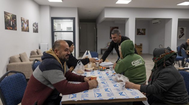 MERSİN'DE EMEKÇİLERE ÜCRETSİZ SICAK ÇORBA VE ÇAY ÜCRETSİZ