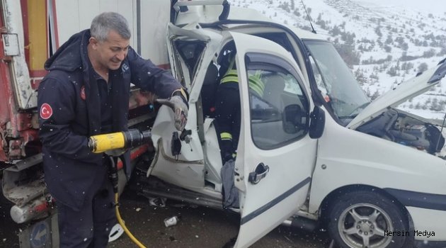 TERCAN-AŞKALE YOLUNDA FECİ KAZA’’ ARAÇ TIRIN ALTINA GİRDİ, 2 KİŞİ HAYATINI KAYBETTİ